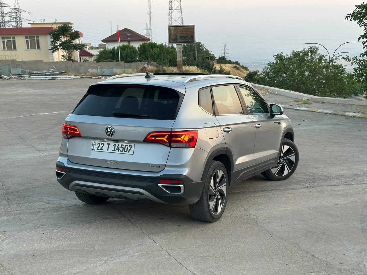 Volkswagen Taos 2024 Sel Premium
سەیارەکی زۆر جوان زۆر خاوێن قەپات مواسەفات

دەبل ئەکسل - بەسمە - شەغال - پانۆراما - ٨ سەماعە beats و ئەمپلیفایەر و subwoofer - کامیرە - هەساس پشت - رادار ٣٦٠ - ئاوێنە هیتەر - ئاوێنەی دواوە تاریدەبێ بە شەو لەگەل گلۆپ - wireless carplay - ناو لید ١٠ رەنگ - گلۆپ پشتو پێش و چەمبەر لید - فوول ئوتو - کوشن کارەبا و گەرم و سارد - شاشە گەورە - ٧ مۆدی لیخورین - wireless charger - تەبرید مەرکەزی و dual - کوشن ٢ رەنگ - ئۆتۆ درایڤ - خەتی جادە - گێچ ئەلیکترۆنی - هەساسی باران - CarPlay Bluetooth 

سەیارەکە کلین تایتلە 
کەمەک ساردەکوت لە بۆنیتی هەیە لە سۆنەر دیارە 
ئێرباگی سوکان و شان تەقیوە
١ دینار مەسروفی تێدا نیە
تەنها 19 هەزار مایل رۆیشتووە
وێنەی سۆنەرم داناوە

نرخ: 190 و مەجالەکی تێدایە
***********
