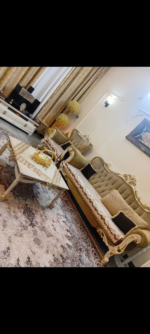 ببت للبيع مساحة ١٢٥ حي العسكري قرب اعدادية الرباط تفاصيل الببت الواجهة ٥ونص النزال ٢٥ بناء خديث يتكون من استقبال مطبخ صاله غرفه صحيات داخليه وخارجيه منور طرمه كد سياره تاخذ  سطحين كبار بيتونه تصلح غرفه تفاصيل اكثر الاتصال على الرقم ***********
