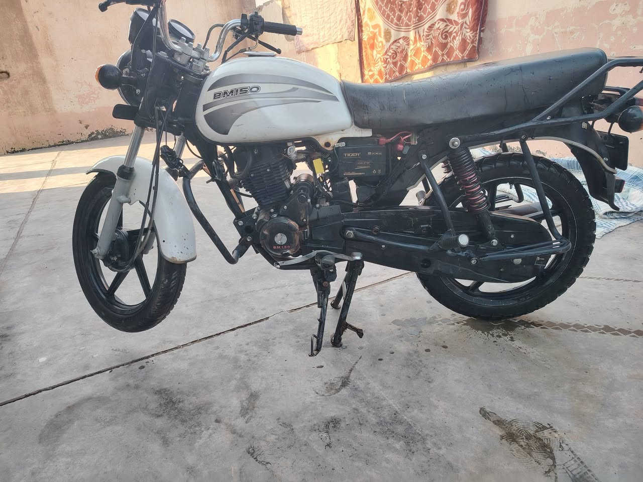 دراجه بوكسر bm150
اوراق كامله +كهربائيات كامله ع اخر حبايه 
للبيع سعر 750الف بغداد تاجي 
تواصل ***********
***********
