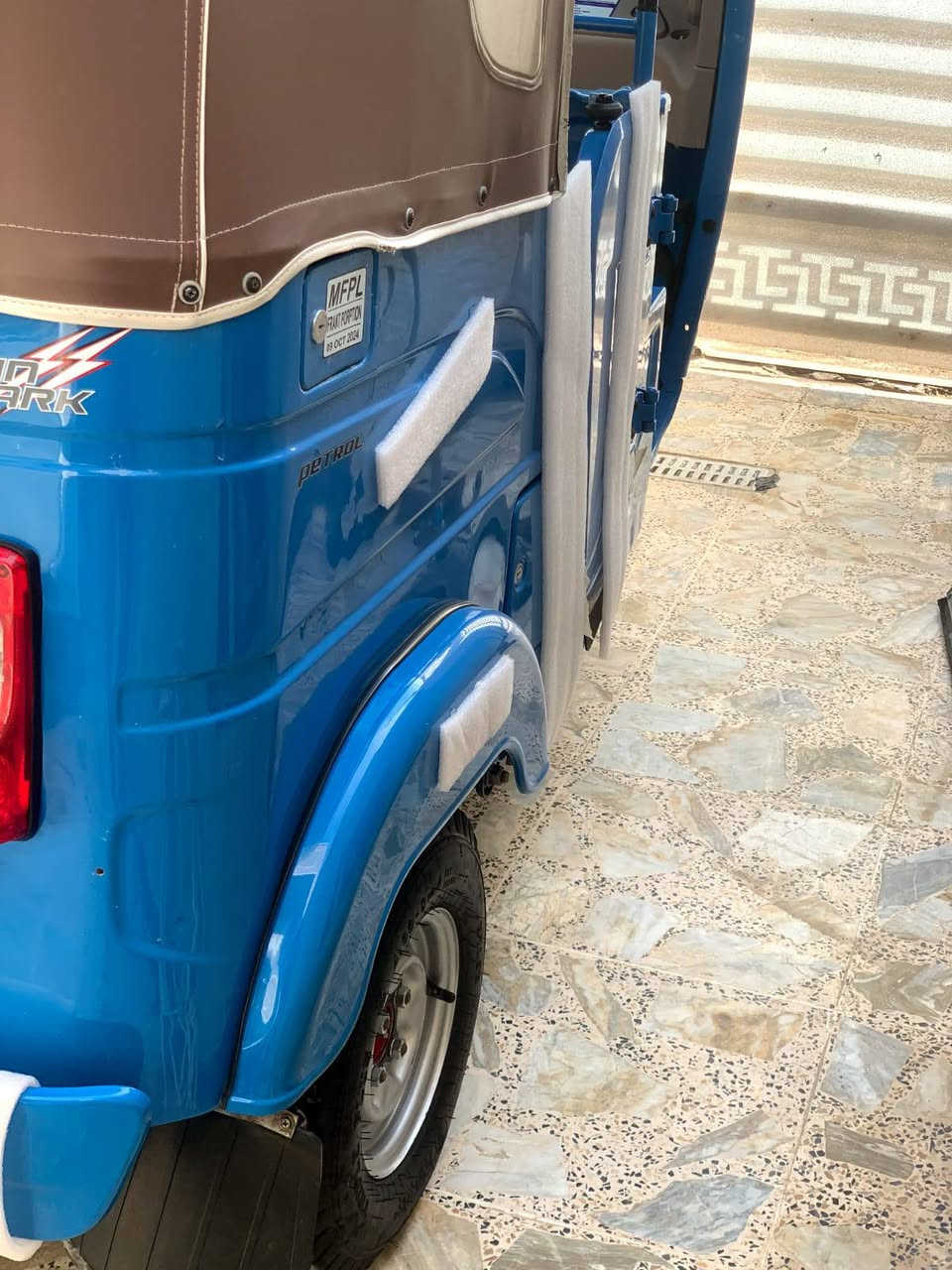 سلام عليكم تكتك 22 شهر 12 مضلع للبيع رقم بغداد كفاله اتصل علرقم ***********
