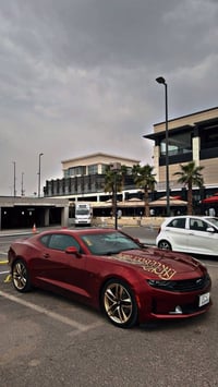 للي يدور جمال + نظافة + قوة بين سيارات الـ V6، انته وصلت 😎  🚗 كمارو RS...