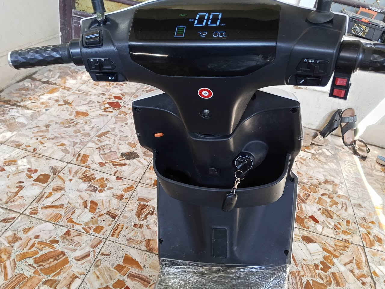 السلام عليكم
دراجه سكنس شحن للبيع 

ملف 2000

بطاريات عدد 6 

32 امبير 

مساحه تخزين كبيره 

بيها رجوع للخلف R

تحديد اعطال 

بريكات هيدروليك

لافتات زنون عالي وناصي 

اشاير يمنه ويسره 

ثلاث سرع 

سرعه 70 حقيقي 

الرقم *********** بي واتساب 

السعر 650وبيها مجال الطيبين 

مكاني بغداد شهداء البياع
