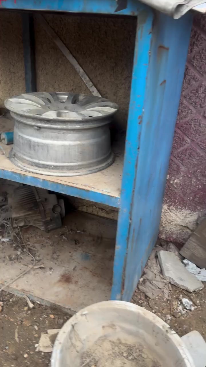 السلام عليكم غراض للبيع الي تفيدة قطعه من ذني القطع خلي يتصل بكاني بغداد الجديده
كمبريسر كبير شغال استعمال مال بيت مو مال شغل 

ميز حديد ثقيل كبير 
ميز صغير

***********
