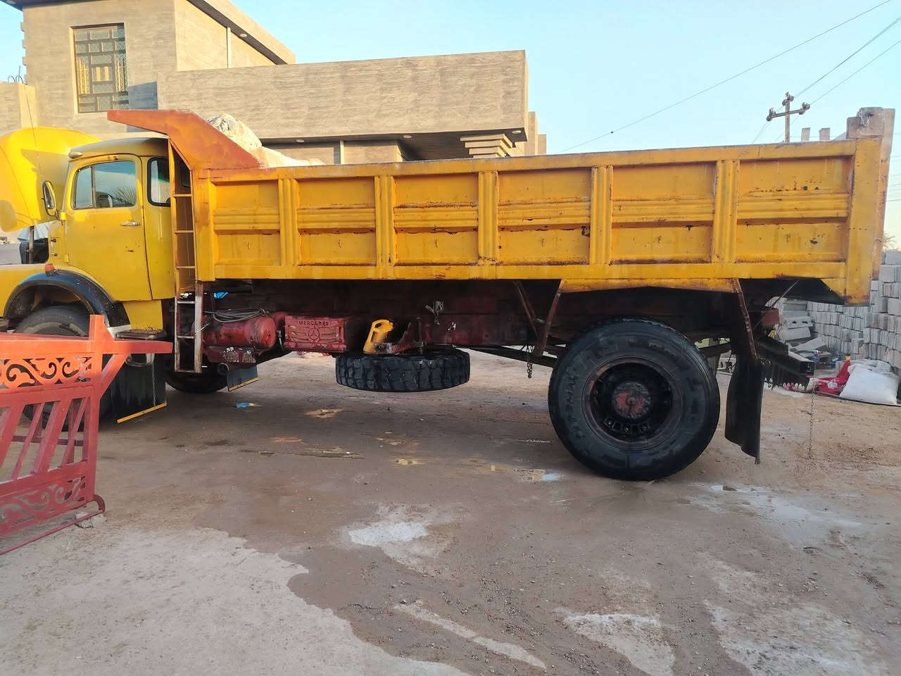 السلام عليكم قجمه لبيع موديل ٧٤ المواصفات اللون ليمونيه محرك خير من الله كير وشاصي بلادي مضروب باج بطن تخم تاير وصوره كدامك بعد السعر ٤٠ الرقم
***********
