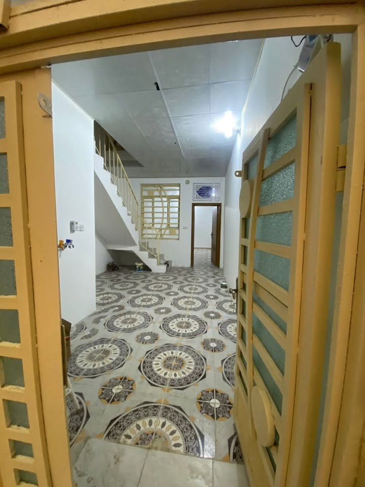 السلام عليكم.. بيت ٥٠ م مناسب بالمعملجي خلف مدارس العميد بالفرع المجاور لمستشفى وارث بناء طابوق صب وسيراميك وخدمات بصف التبليط اقرار باسم المشتري *********** السعر ٥٥ قابل للتفاوض

