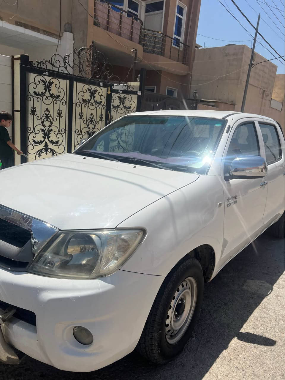 تۆیۆتا مەرزیە هایلۆکس ٢٠١١   گێر و مەکینەی بە شەرت   دوو سێ جێ ساردە کوتی هەیە و بستێک عەرەبانەی پشتەوەی لای سەکن سبوغە سەیارەکە زۆر خاوێن و مالی دۆستە  سەنەوی و ژینگەی نوێیە هەموو شتی بەشەرت  
ژ.م :*********** أربيل, العراق

