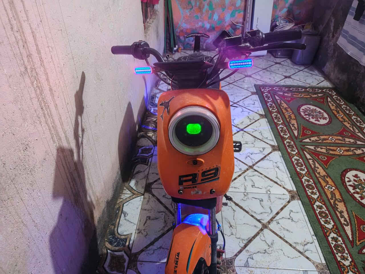 سلام عليكم دراجه شحن للبيع السعر 200وبيه مجال مكانه البصره ابو الخصيب الاسمده تجي تاخذ من باب البيت الدراجه تشتغل وتمشي قليل وتخلص شحن ماعرف شبيه بطاريات غير شيي ماعرف بعد تجي تفحص رقم الهاتف ***********
