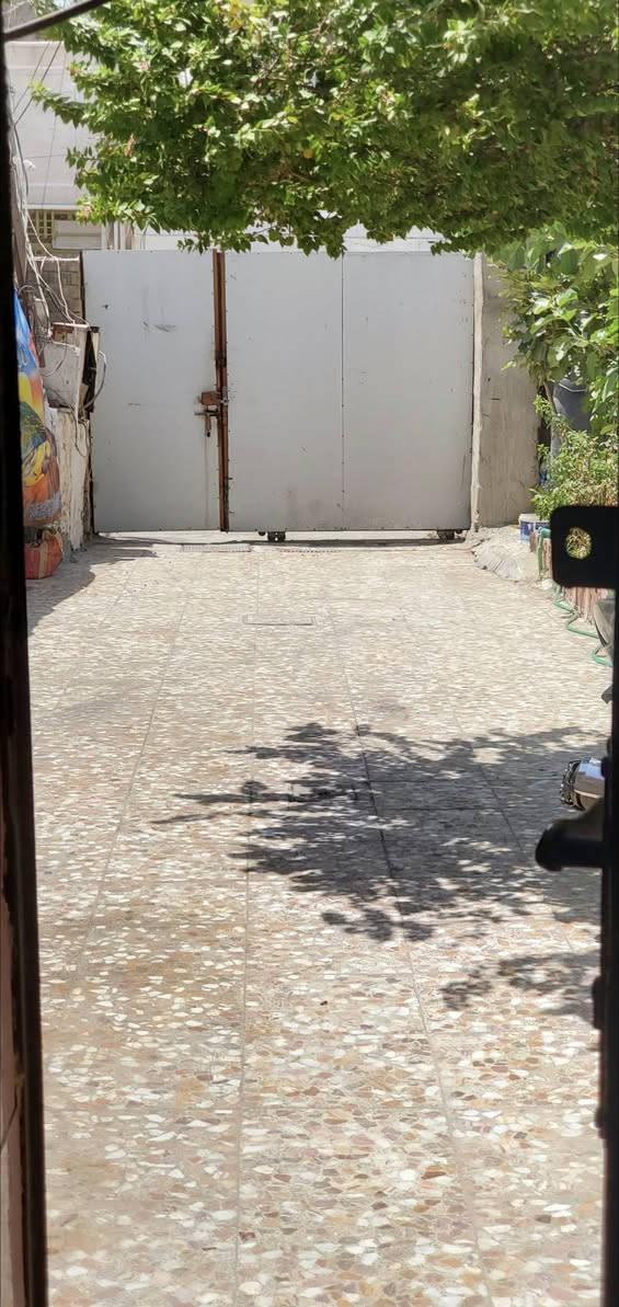 سلام عليكم بيت مساحة 188 واجه 7 ونص نزال 20 بيت بناء قديم بس مرمم كله جديد سراميك شتاكير جديد مجاري جديد حديقة جبيره كراج كلش جبير بي خرفتين نوم طابق واحد فقط  ترك جبير صطح هم مطبخ جبير  بيت مسلح بيت حلو كلش طابو صرف بسمي تحويل ثاني يوم  مكان بغداد الشعب قرب مستشفى الزهراء الهلي رقم ***********
