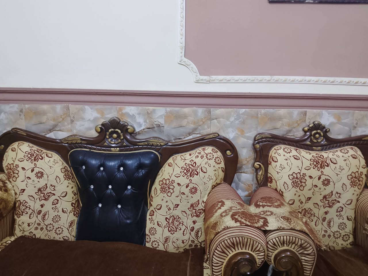 تخم للبيع 2قنفه كبيره وحده وسطيه و4كراسي ب350وبيه مجال
***********
***********
