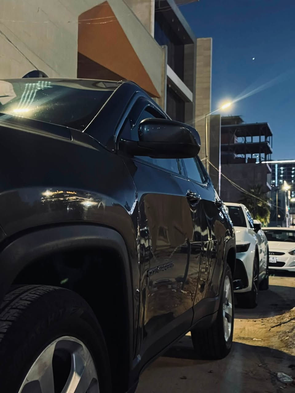 السلام عليكم Jeep Compass
فئة Latitude 
ماشيه 58mil
محرك ٢.٤ اقتصادي وقوي
كير ٩ سرعات 
كاميرا خلفية 
شاشة لمس كار بلي 
تبريد ثلج  قطعتين
٤ وضعيات للقيادة 
وبعد بيها هواي مواصفات
سيارة حلوة ونظيفة استخدام شخصي بس 

مكاني بغداد

***********
