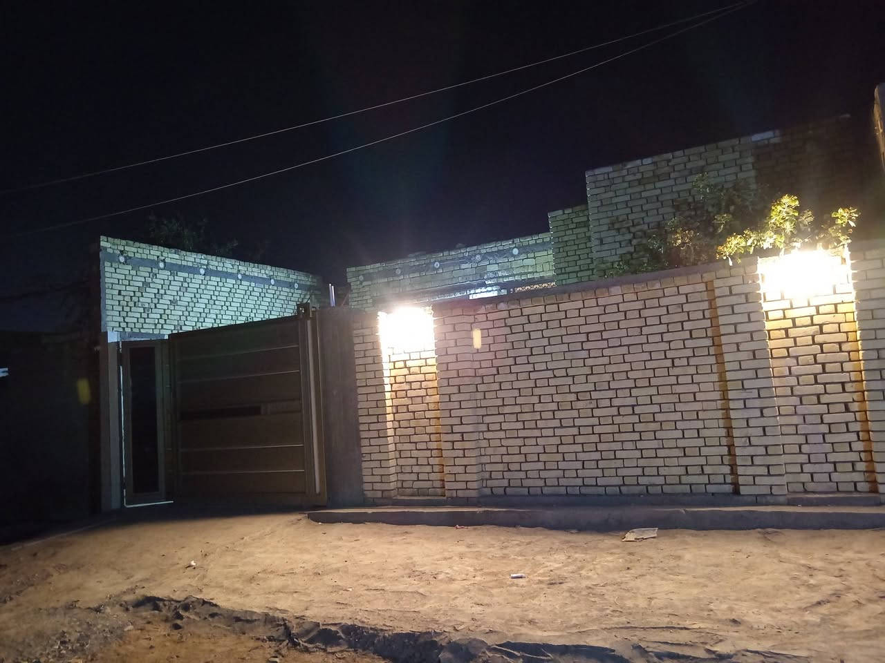 سلام عليكم بيت مساحته 170 متر
غرفتين وصاله
صحيات داخلي وخارجي..
مطبخ حار وبارد
واستقبال..... العنوان شارع الحولي و قرب التربيه الجديده و جامعه العين الجديدة 
*********** استفسار على الرقم فقط
