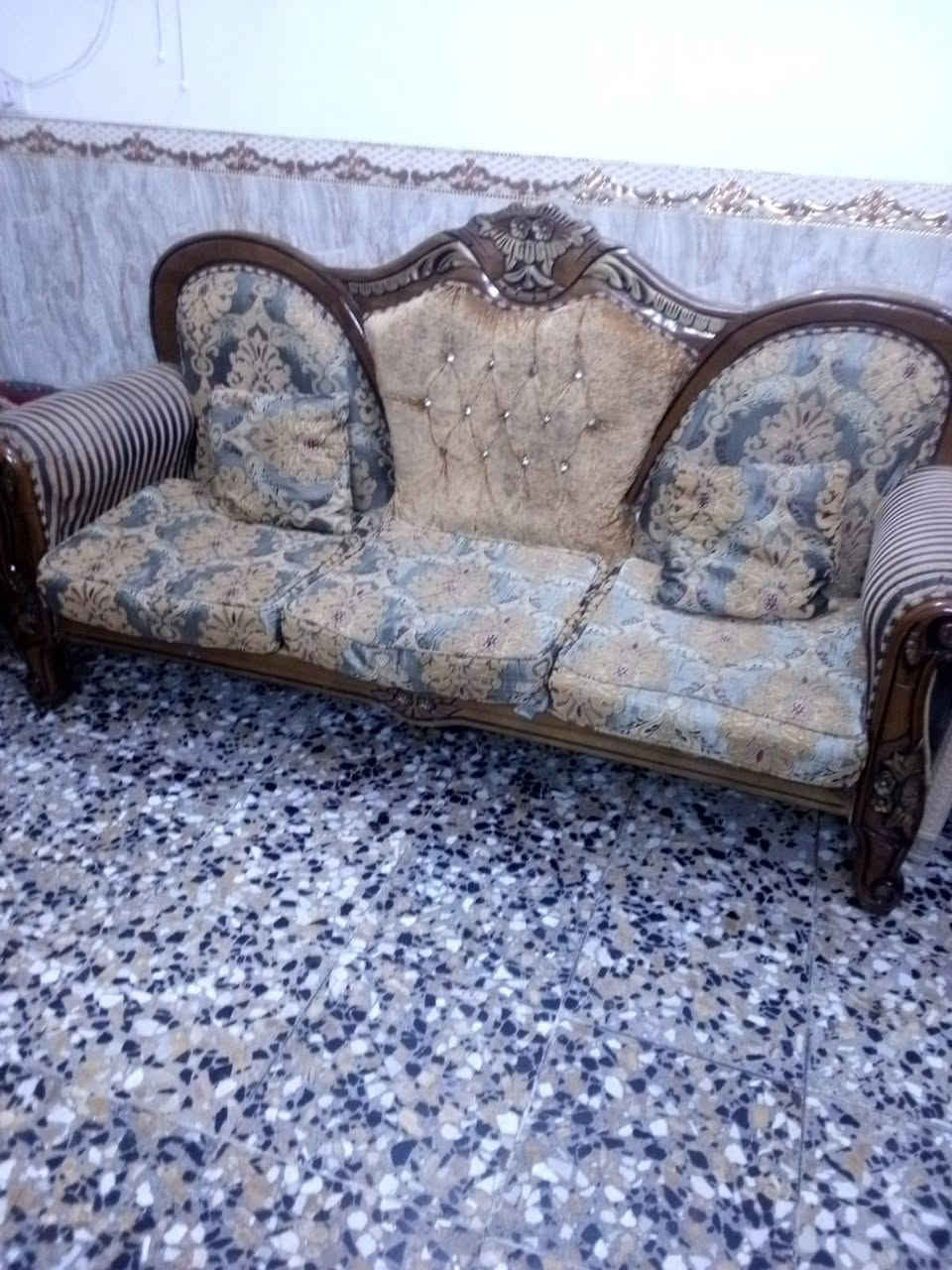 تخم كلاسيكي عشر مقاعد نظيف اي ضرر ما بيه العنوان الحبيبيه قرب مطعم وليد ابو كاص ***********
