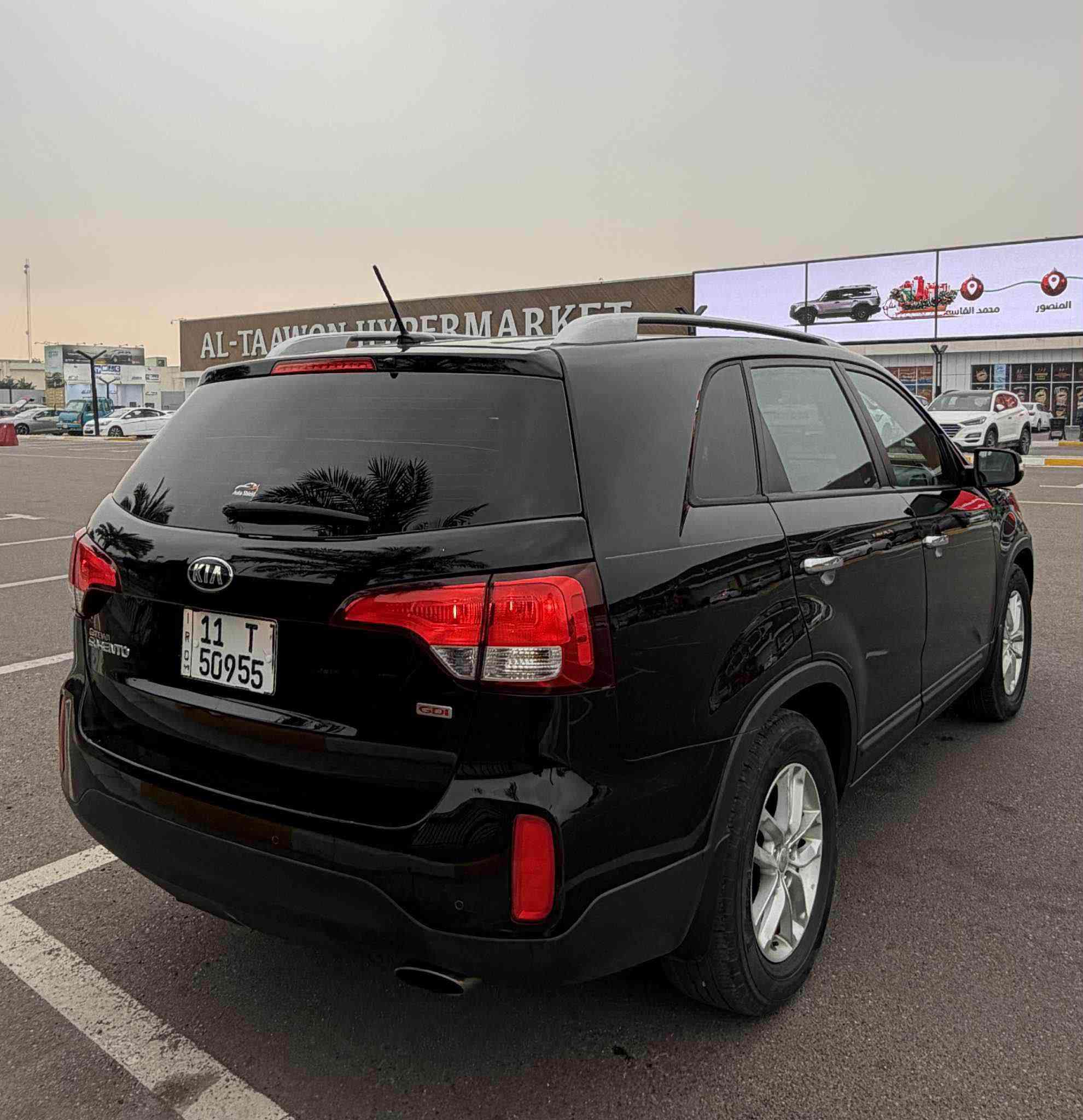 سلام عليكم للبيع او المراوس Kia sorento موديل 2015 
السياره 7 راكب
تحكم ستيرن 
تدفئه مقاعد اماميه
شاشه كامره 
حساس امامي خلفي 
بردات خلفيه بلاد
السياره مكفوله دواخل  صبغ صفحه وبنيد 
رقم بغداد سنويه وهزه ورقم كله جديد 
ماشيه ٩٨ جديده السياره ترايها كلش حلو 
السعر ١٣٧ بيه مجال 
مكان السياره حي الحسين 
الا ستفسار الاتصال *********** بغداد, العراق
