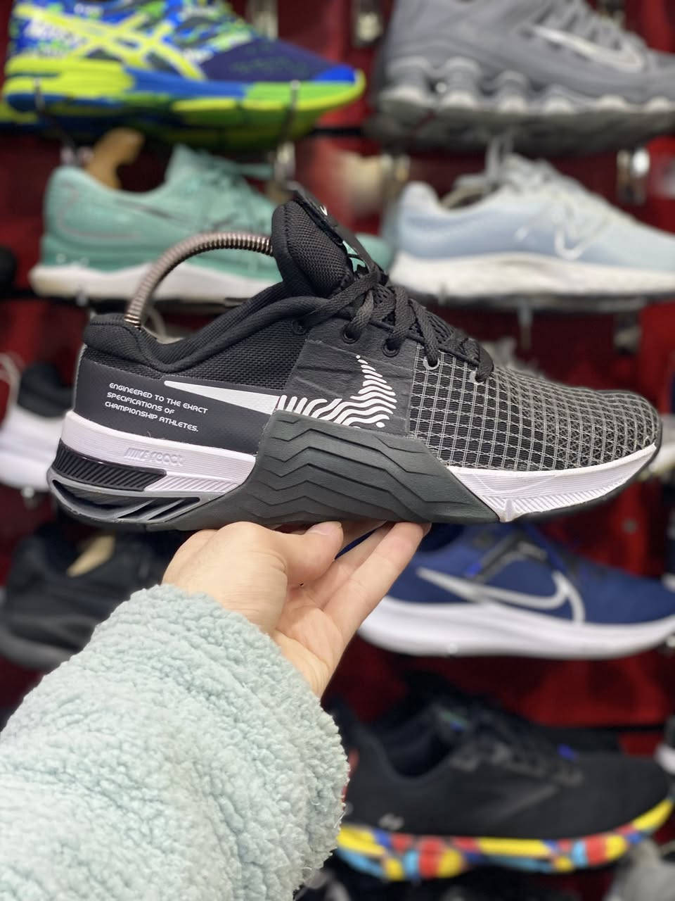 ماركة نایک وكالة اصلي
قياس :٤١
طول القدم :٢٦.٥سم
للحجز دذلي خاص لو واتساب 
٧٧٠٨٢٨٤٢٤٢
