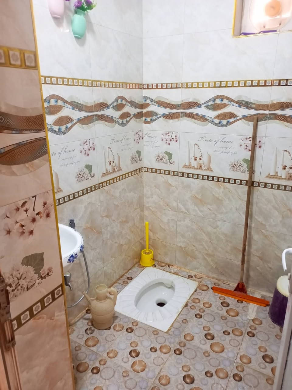 مشتمل ارضي للايجار في العروبة قرب حلويات المصطفى
يحتوي على غرفة وصالة ومطبخ وصحيات 
للاستفسار الاتصال على الرقم الموجود 
***********
