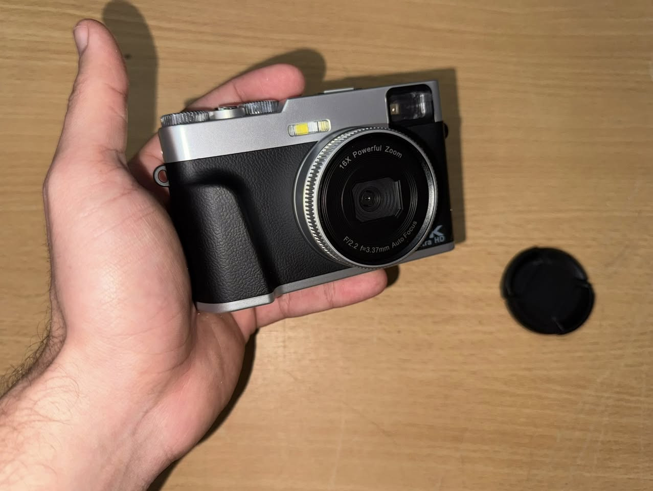 كاميرا دجتال - تصوير FHD او 4k حسب الرغبة - الكاميرا تشمل الاكسسوارات  المعروضه في الصورة - بطارية شحن ، كيبل Type-C، كيبل HD لنقل الصور الى الحاسبة ،Autofocus  
بالاضافة الى Memory Card
الحالة : جديدة
السعر : 100 الف شامل التوصيل 
للاستفسار واتساب: ***********
