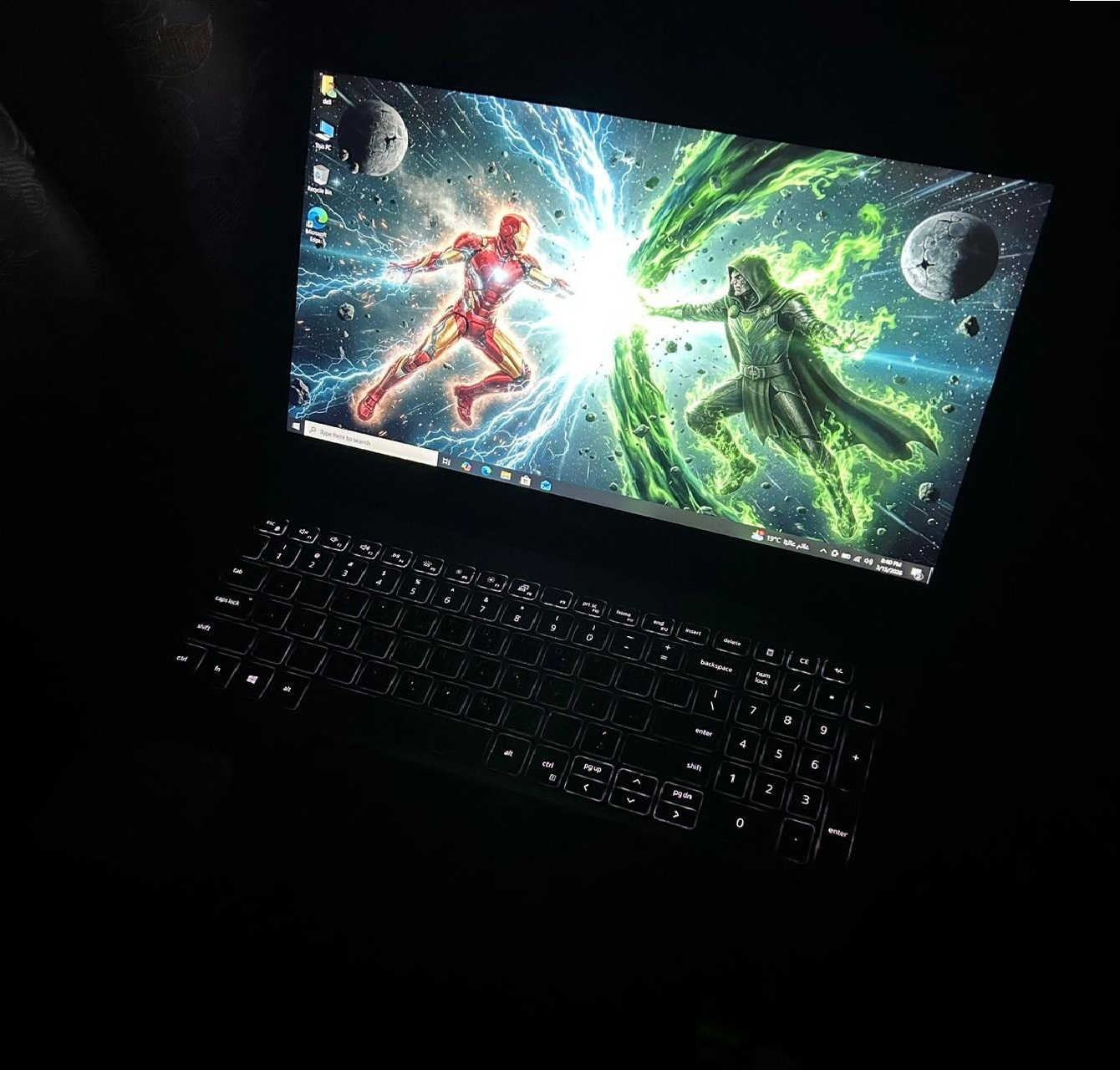 لابتوب قوي للإلعاب والتصاميم و الهندسة Dell Inspiron 7590 

لون نادر و مُميز جداً (رمادي غامق / غرافيت)

🔷 المعالج كور i7 من الجيل التاسع بأعلى و أقوى فئة ( H ) و فئة H تعني: High Performance أي (فئة الأداء القوي) وهذه الفئة خاصة للإلعاب وبرامج التصاميم والهندسة.

🔷 الرامات حجم 16 كيكا DDR4 

🔷 الهارد 512 كيكا نوع SSD - NVMe (أسرع من SSD العادي إللي هو أصلاً سريع)

🔷 كارتين شاشة:

الأول كارت داخلي: أحدث نوع (ألترا أتش دي - UHD) حجم 8 كيكا

الثاني كارت #خارجي: NVIDIA GeForce GTX 1050 حجم 3 كيكا

🔷 الشاشة من أحلى الشاشات اللى ممكن تشوفها، 15.6 إنج Full HD (تشبع لوني رائع +  حواف سلم)

🔷 كيبورد (ضوئي)

#المنافذ :

منفذ الطاقة 

3 منافذ USB A 

منفذ HDMI

منفذ 3.5 للسماعات 

منفذ مايكرو SD 

منفذ تايب سي ( ثندربولت )

#اللابتوب_يحتوي_على_أهم_البرامج (يعني تستمله جاهز):  

1️⃣ حزمة أوفيس كاملة (مفعلة مدى الحياة) ✅

2️⃣ كل برامج الأدوبي  ✅

3️⃣ برامج الاوتوكاد (مفعلة مدى الحياة) ✅

4️⃣ سينمانا وشبكتي لمشاهده الافلام ومباريات كرة القدم ✅

5️⃣ كيم لوب (تنزل أي لعبة بكل سهولة) ✅

6️⃣ منصة ستيم ✅

7️⃣ واتساب ✅

8️⃣ تليكرام ✅

#السعر 690 ألف مع #سيت_هدايا_موضح_بالصور

بغداد تقاطع الموال (توصيل #مجاني بكل العراق)

*********** (موجود واتساب)
