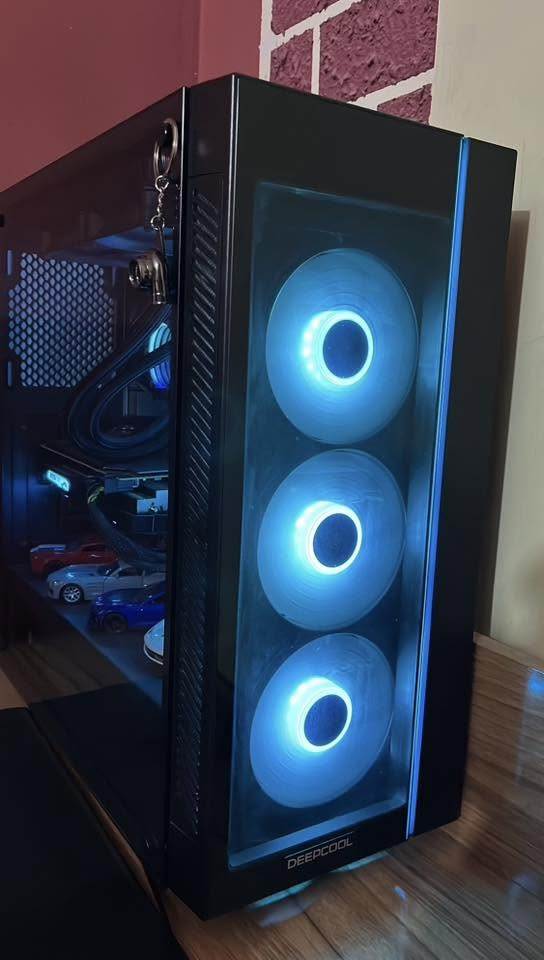 السلام عليكم pc للبيع
I7 9700k
Nzxt kraken x52 240mm aio
Msi z390 edge ac wifi
Ram 16gb g.skill 3200mhz
1tb ssd m.2 nvme gigabyte aorus + kingspec
Msi RTX 2060 super 8gb gaming x
Case deepcool materxx 55 3fan
Psu ThermalTake 700 watt

مبرد مائي حرارته تخبل ما تصعد عندك الحراره لا بالالعاب ولا بالشغل والكرت لحد هسه قوي ويشغلك اغلب الالعاب والحاسبه نضيفة معتني بيها كلش وبين فترة وفتر ابدل معجون المعالج وانضفها والمذربورد atx كامله بيها منافذ كلش هواي وكرت صوت قوي ينطيك صوت واضح بالسماعة والفانات addressable rgb يعني تكدر تغيرهم اي لون براحتك مو الوان محدده مثل باقي الكيسات والكرت والبورد هم بيهم rgb كلهم برنامج واحد 

شاشة 
Gigabyte m27q
2k
IPS
0.5ms
170hz
27 انج
الوانها تخبل وجديده الشاشه ما صارلي هواي من اشتريتها واستجابه وسرعه فوللل

وويا ماوس وكيبورد وسماعه وستاند مال سماعة وماوس باد چبيرة على كبر الميز وكل كراتين القطع موجوده

مكاني بصرة
***********
سعر 800 الف
