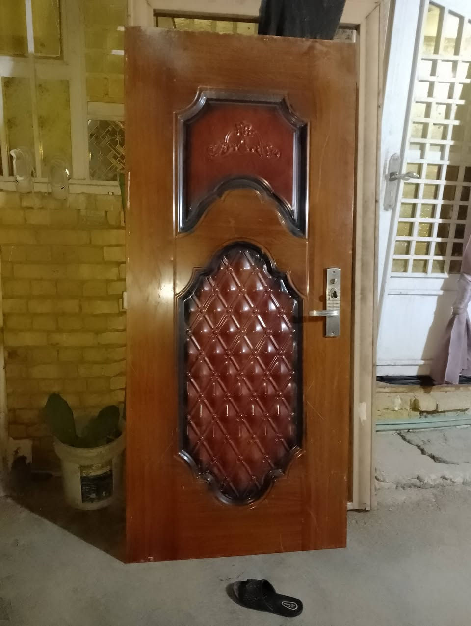 سندويج للبيع. مع باب خشب مع بيبان وشباج انمليوم. طول سندويج 3  متار ونص وكو 3امتار. تواصل مع صاحب رقم /***********
