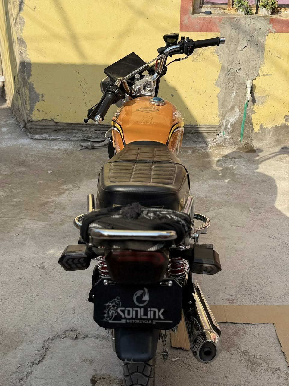 ‏سلام عليكم دراجة للبيع سيفون موديل 25 محرك 150cc السعر 800 بيها مجال قليل***********
