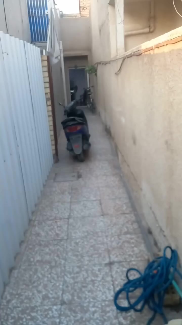 بيت للبيع حي العامل قرب البيت الياباني مقابيل مطعم مرمريز السعر ميتين مليون والباقي خمسه وتسعين لمصرف العقاري بل شهر ٤٣٨ لمصرف العقاري ميه وثلاث وخمسين متر عباره عن وحدتين سكنيه الطابق الارضي استقبال ومطبخ وحمام ومرافق وثلاث غرف نوم والطابق الثاني غرفة نوم وحمام ومرافق مشترك وحولي كبرير الطابق الثاني معزول بناء سندويج البيت جاهز لسكن ويصلح استثمار ***********
