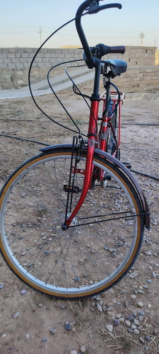 بايسكل للبيع
حجم🚲 بايسكل Charlotte 
النوع: بايسكل هايبرد/مدينة - مريح للاستخدام اليومي
الماركة: Charlotte 
اللون: أحمر 
الحالة: نظيف جداً، مابي شغل، جاهز للركوب
المواصفات: حامل خلفي حديد قوي + حماية جنزير كاملة + بوري + رفاريف
الإطار: مقاس 26 - تايرات بحالة جيدة
مكينه تبديل خلفي شيمانو
***********
