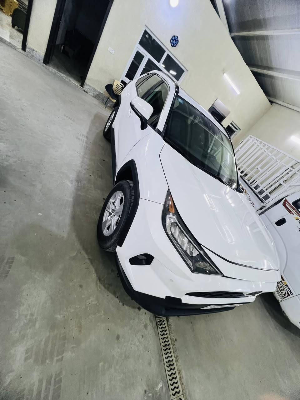 راف فور موديل 2021 فول مواصفات XLE  بصمه سلايت رادات اماميه وجانبيه اوتو هولد هند بريك بصمه  جنطه كهرباء   وبعد بيها هواي مواصفات ماشيه 35 الف  صبغ البنيد فقط  الباقي كفاله من شخط وتكحيل وصبغ رقم بغداد بسمي سنويه ورقم جديد السعر 225$ وبيها مجال بسيط *********** مكان صلاح الدين قضاء بلد صور الحادث مرفقه بالمنشور
