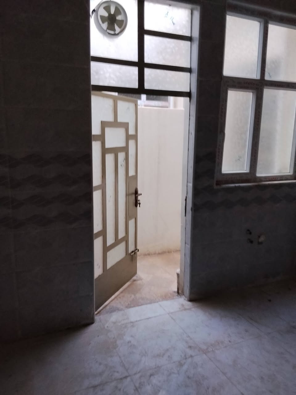 بيت 100طابقين طابو زراعي قرب جامع الشكور...كامل تانكيات وماطور ماء وكيزر ..البيت جديد ما مدشن كلشي فول السعر 70 وبي مجال ***********
