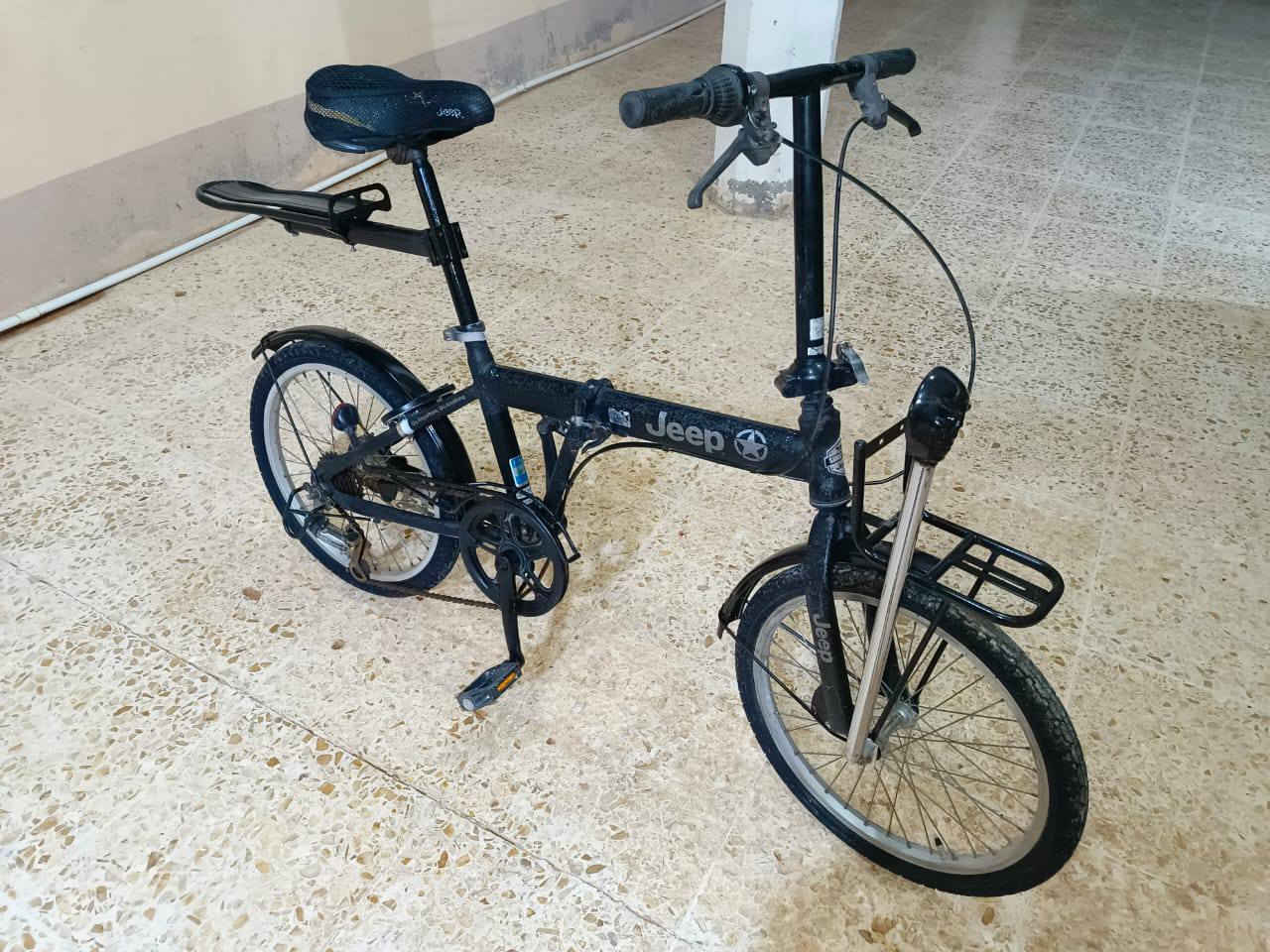 للبيع بايسكل باله جيب (jeep ) .حجم عشرين. لون اسود جلد حيه. لشه نضيفه. تايرات جدد .بريكات شغاله بس الخلفي .وياله عدله .مكينه شيمانو شغاله ٣ نمر بس يرادلها تعيير.  لشه جدا نضيفه صبغ بلادي. بايسكل ما متعوب مثل ما موضح بالصور النضافه  + بايسكل باله همر (HUMMER ) .حجم عشرين. لون اسود. صبغ املس. لشه نضيفه .تايرات جدد. بريكات شغاله بالمكان .وياله عدله. مكينه شيمانو شغاله .لشه نضيفه حيل وصبغ بلادي. بايسكلات موضحه بالصور. مكاني بالقائم الكرابله .الشراي واليريد التفاصيل الباقيه يجي خاص او يخابرني.  ( *********** ). وتدللون.
