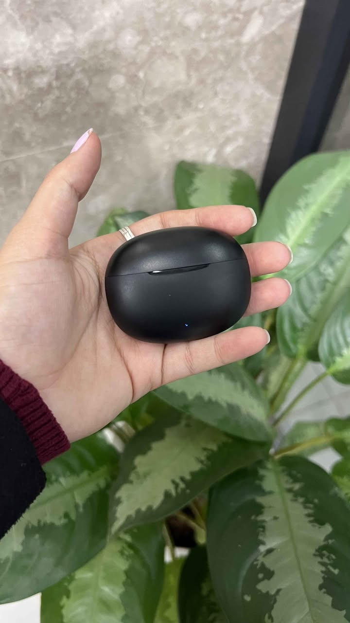 سماعات realme Buds T110 اللاسلكية – صوت ديناميكي وبطارية طويلة

• الموديل: RMA2306

سماعات لاسلكية من realme بتصميم عملي، موجهة للاستخدام اليومي مع صوت واضح واتصال ثابت.

المميزات:
 • مشغّل صوت ديناميكي بحجم 10 ملم لتجربة صوتية قوية.
 
• اتصال لاسلكي بتقنية Bluetooth 5.3.
 
• وضع Low Latency بزمن استجابة 88ms.
 
• مقاومة للماء بمعيار IPX5.
 
• دعم AI ENC لتقليل ضوضاء المكالمات.

 
 • المشغّل الصوتي: 10mm Dynamic Bass Driver
 • الاتصال: Bluetooth 5.3
 • زمن الاستجابة: 88ms Super Low Latency
 • تحسين المكالمات: AI ENC Noise Cancellation ناصرية, ذي قار


**إذا كنت صاحب هذا الإعلان وتريد حذفه لأي سبب، رجاءا أرسل رسالة إلى الدعم الفني**