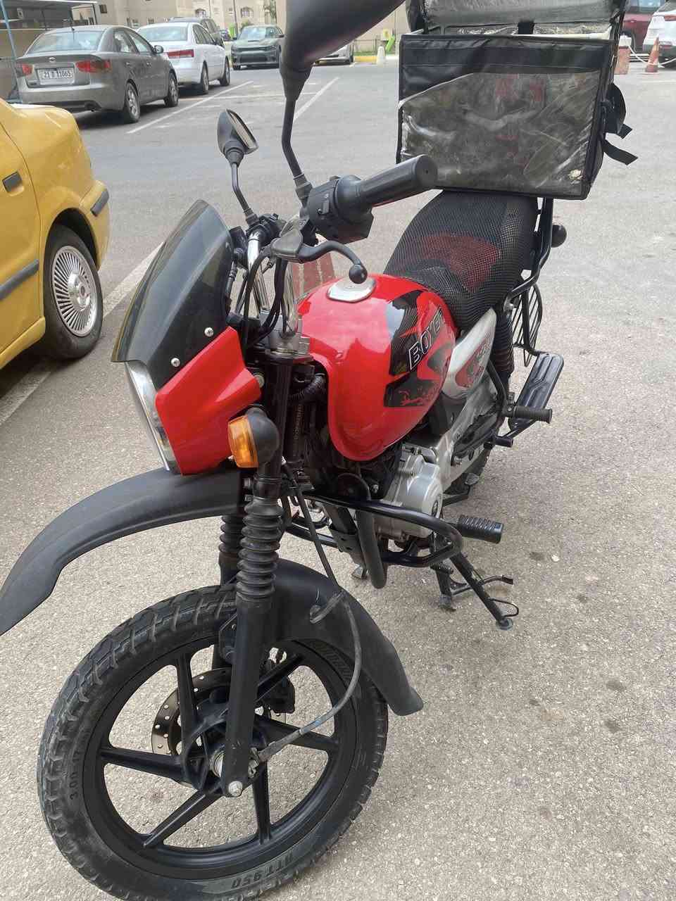 بوكسر جبلي 23 سنوية بإسمي ورقم بغداد بعدني ما مستلمه ماشية 18 الف حقيقي دراجه بعدها على وضع الشركة نضافه فول ما بيها حادث ولا مفتوحه مكينتها 
***********
مكاني بغداد
