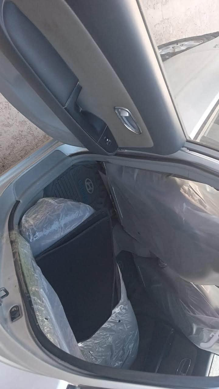 محرك 1600 دكشن عالي
سنوية جديدة وهزه جديدة 
بيها ٣قطع صبغ ومكفوله من الضربه 
كير ومحرك خير من الله 
تبريد ثلج+ تدفئه كشن 
منظومة زنون +شاشة وكامرة + دوشمة جديدة داخلها جدا نظيف سيارة متعوب عليها 
السيارة بالفلوجة وبالغزالية 
رقم الهاتف  *********** 
السعر المطلوب 79 وبيها مجال

