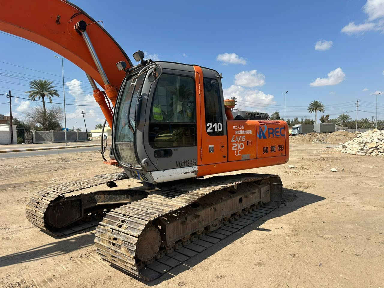 حفاره هيتاشي للبيع موديل 2004 رقم اربيل ***********
