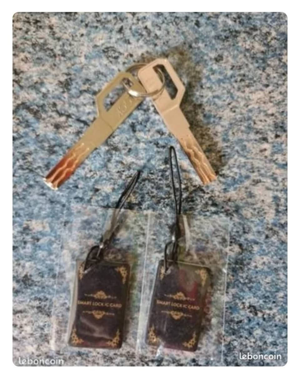 قفل ذكي من طراز Intelligent A3، وهو "كيلون" إلكتروني متعدد الوظائف مصمم لتوفير الأمان والراحة للمنازل الحديثة. 
أبرز مواصفات القفل الذكي A3
يتميز هذا القفل بتعدد طرق الفتح والمواصفات التقنية التي تشمل:
طرق فتح متعددة: يدعم الفتح عبر بصمة الإصبع، كلمة المرور (رمز PIN)، بطاقات IC الذكية، المفاتيح الميكانيكية التقليدية، وعبر تطبيقات الهواتف الذكية (مثل تطبيق TTLock أو Tuya).
التوافق: مصمم ليتناسب مع أنواع مختلفة من الأبواب، بما في ذلك الأبواب الخشبية، وأبواب الألمنيوم، والأبواب المنزلقة.
المتانة: الهيكل مصنوع غالباً من سبائك الألومنيوم المقاومة للصدمات والتآكل، مع توفر موديلات مقاومة للماء بمعيار IP68 للاستخدام الخارجي.
البطارية: يعمل ببطارية ذات سعة كبيرة قابلة للشحن أو استبدالها.
التحكم الذكي: يمكن ربطه بالمساعدات الصوتية مثل Alexa و Google Assistant في بعض الإصدارات.  

البيت الانكليزي للبضائع الاوربية 
العنوان / بابل .. الحلة .. نادر الثانية الشارع الخدمي كراغول مقابل مجمع المدارس 
يوميا بث الساعة السابعة مساءا انتظرونا بضائع منوعة وجوائز 
واتساب ***********
            ***********
https://www.tiktok.com/@ukhomeiraq?_r=1&_t=ZS-93RdXoWpEKF
