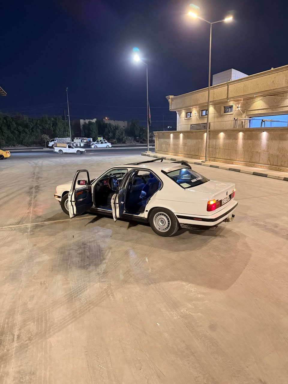السلام عليكم شباب سياره BMw  للبيع موديل 92 سياره نضيفه مال بيت كير ومحرك خير من الله كفاله لا تنقصي لا تبخير مكفوله من الكص والضربه تخم تاير جديد كهربائيات كلها شغاله صدر امامي خلفي جديد سياره بسمي رقم اربيل تحويل مباشر  بغداد البياع شرطه الخامسه رقم تلفون *********** السعر 85 وبيها مجال حك الجيه اتصل. وبيك خير وتدلل
