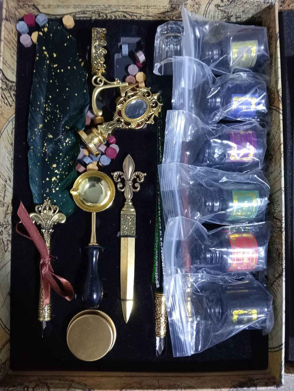 هذه مجموعة أقلام خط ريشة وحبر (Quill pen and ink set). الميزات الرئيسية للمجموعة تشمل: 
قلم ريشة مصمم للكتابة.
عدة عبوات حبر ملونة.
أختام شمعية وملعقة صهر الشمع.
عدة رؤوس (ريش) قابلة للاستبدال.
صندوق تغليف أنيق أو قاعدة تثبيت
💸السعر 25 الف عراقي 
📱***********
📌 بغداد
