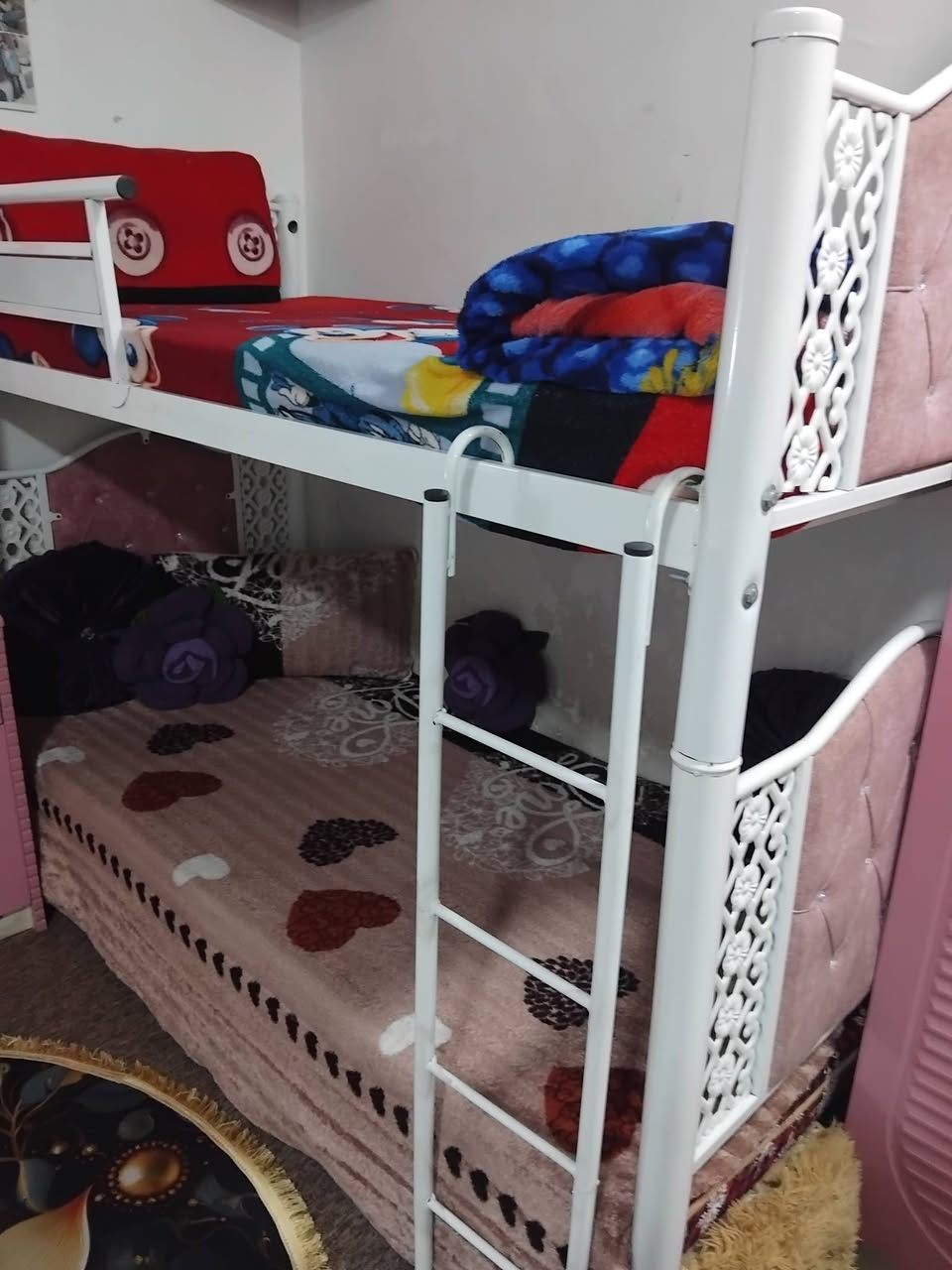 جرباية طابقين مع الدواشك مالتهن جدد عدد ثنين مع الميز مراية وكنتور متر وارتفاع مترين اي استفسار الاتصال على الرقم ***********
