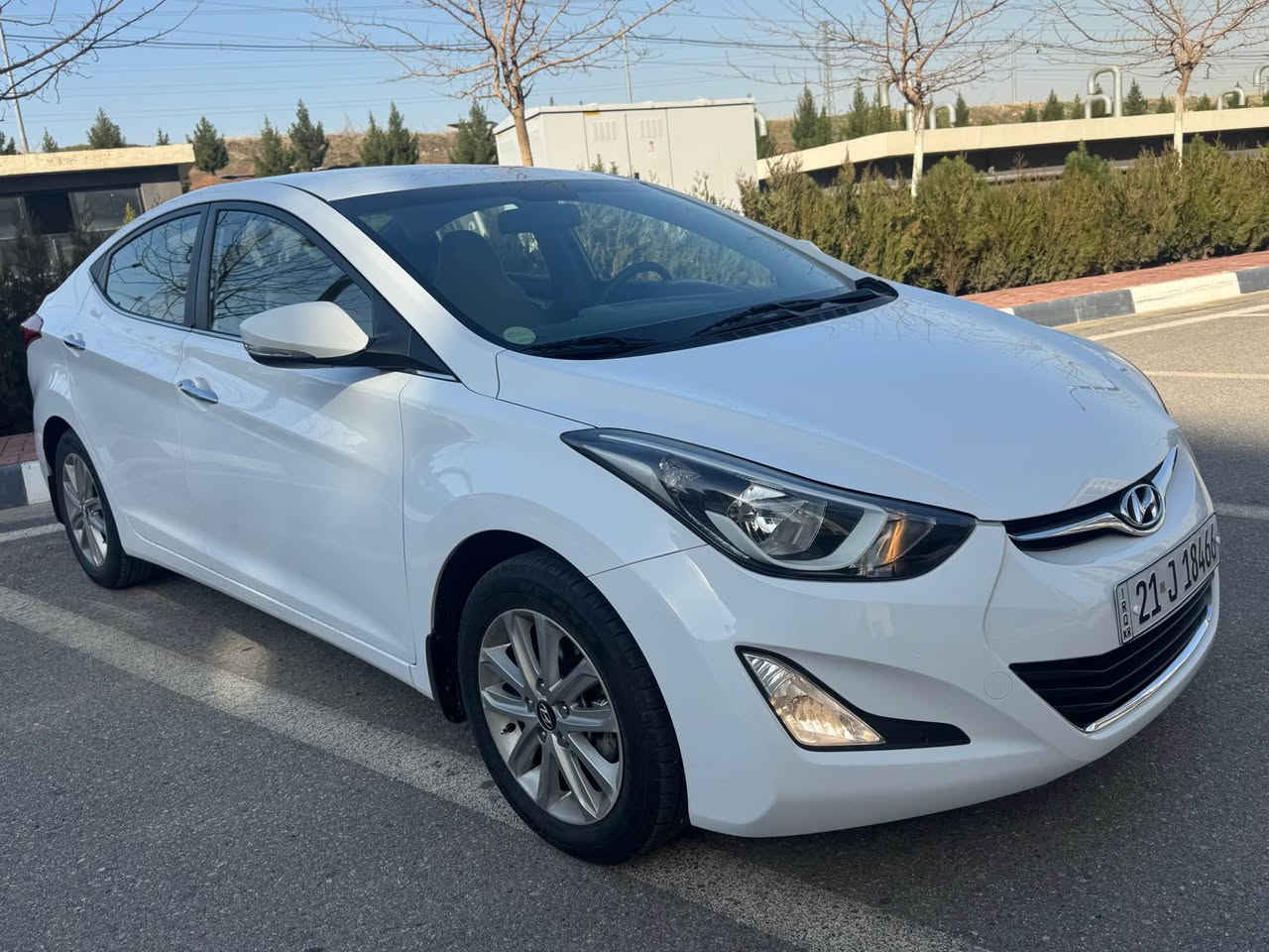 بە ناوی خوای گەورە
هۆندای ئەلەنترا 2014 شکڵ گۆڕاو شکڵی 2015
شتی لۆک و دانسقە و سفر
مەکینە١٨ گەورەی مەڕغووب
هەموو گیانی لە سەر دەقی شەریکە ماوەتەوە
بێ بۆیاخ و قوپاوی و شوخت و سارد
مواسەفاتی تەنها سڵاید و بەسمە نییە
کەم ڕۆشتوو 
بە ناوی خۆمەوەیە تا وەکو 2030 
دینارێ مەسرووفی نییە
تایە و باتریشی تازەیە 
سپێری دانەبەزیوە
چرکەی تیا نییە 
وەکو سفر وایە
شوێن سلێمانی
*********** السليمانية, العراق
