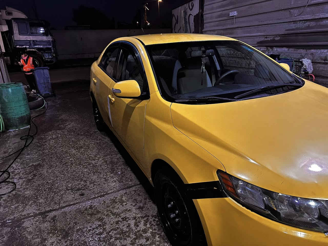 السلام عليكم كيا فورتي موديل 2012 أمريكي محرك 2000 دوش محرك كير جديد حادثها جاملغ وبنيد وبيها طخة بالباب الخلفي موضحه بالصور  وداخلها جديد ورقم جديد مكاني بغداد القاهره سعرها 80 
***********
