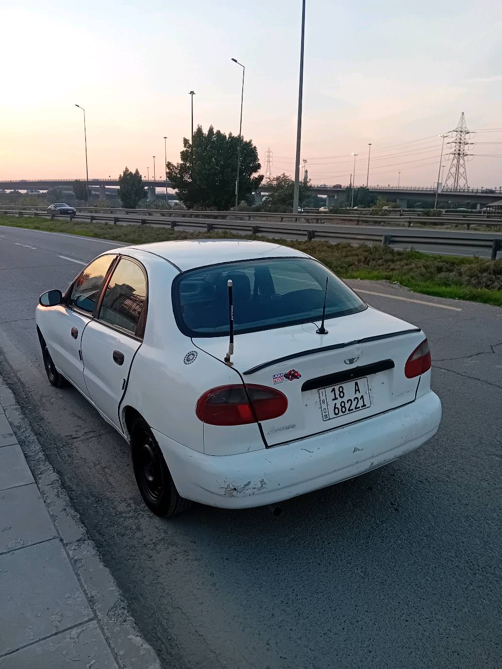 السلام عليكم للبيع دايو لانوس موديل 2000 
وارد خليجي 
رقم بابل انكليزي 
محرك 1500 مفتوح 
كير عادي 
السيارة مصبوغة عام بدون حادث 
ومحرك بي دخان من القبق فقط لان صار هواية ممبدل دهن 
عارضها ب28 ورقة وبيها مجال 
مكاني بغداد حي الجامعة 
للاتصال ***********