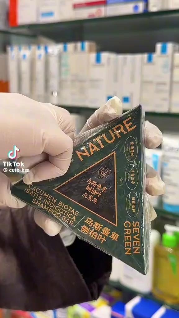 صابونة بديل  زراعه الشعر
صابونة الشامبو نيتشر سفن جرين (Nature Seven Green) هي قالب شامبو صلب مصنوع من خلاصة الأعشاب الطبيعية، مصمم للمساعدة في التحكم في زيوت فروة الرأس، تقليل تساقط الشعر، ومكافحة القشرة. يتميز المنتج بتصميمه المثلث العملي والمريح للاستخدام. 
الميزات والفوائد
تنظيف لطيف وفعال: تساعد التركيبة العشبية على تنظيف فروة الرأس بعمق من الشوائب والزيوت المتراكمة دون تجفيفها.
تقوية الشعر: تحتوي على مكونات مثل عشبة "Cacumen Biotae" (أوراق شجرة الحياة الشرقية) التي تساعد على تغذية وتقوية جذور الشعر، مما يقلل من التساقط.
مكافحة القشرة: يساهم مستخلص "Isatis Indigotica" (الوسمة/النيلة) في تهدئة فروة الرأس وتقليل القشرة والحكة بفضل خصائصه المضادة للبكتيريا.
تعزيز النمو: تعمل المكونات على تحفيز الدورة الدموية في فروة الرأس، مما يدعم نمو شعر صحي وكثيف.
مناسب لجميع أنواع الشعر: تركيبته المتوازنة تجعله ملائمًا للشعر الدهني والعادي والمختلط، وهو خالٍ من المواد الكيميائية

السعر خاص التوصيل بغداد محافظات 
#اكسبلاور


**إذا كنت صاحب هذا الإعلان وتريد حذفه لأي سبب، رجاءا أرسل رسالة إلى الدعم الفني**