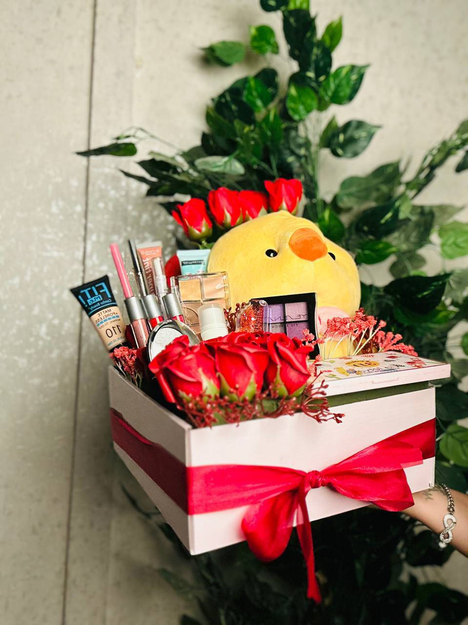 اجمل بوكس ممكن تشوفوا بمناسبة الفالنتاين 🌹🦋❤️
بطة صفراء كبيرة الحجم ولطيفة جداً، تعطي لمسة دافئة للهدية.🐥
❤️باليت صغير بألوان بنفسجية.
❤️باليت كنتور أو إضاءة بـ 6 خانات.
❤️كريمات الأساس والوجه:
❤️كريم أساس Maybelline Fit 
❤️برايمر Maybelline Baby Skin لتنعيم البشرة.
❤️مجموعة من أرواج "ليب غلوس" بألوان مختلفة (أحمر وفوشي ونود).
❤️أقلام تحديد عيون (آيلاينر) وكحل.
❤️علبة رموش صناعية.
❤️زيت أو سيروم للشفاه (Magic Oil).
مع كارت حسب العبارة لتريدها🎁


**إذا كنت صاحب هذا الإعلان وتريد حذفه لأي سبب، رجاءا أرسل رسالة إلى الدعم الفني**