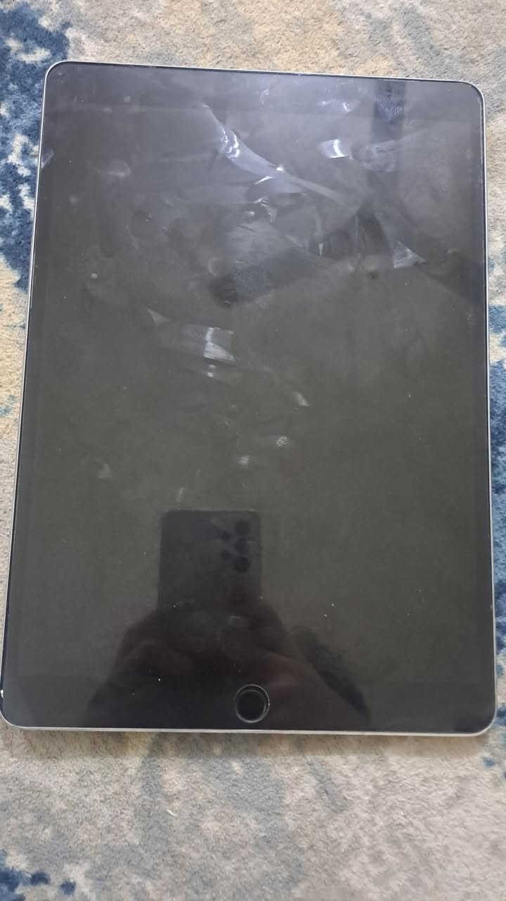 سلام عليكم ايباد 10.5 برو نضافته 100 /100 ممبدل بي اي شي  ذاكره 64 بطاريه 85 اخذته من الاماني بدون ملحقات بس كفر سعره 300 وبي مجال عنواني كربلاء ***********
