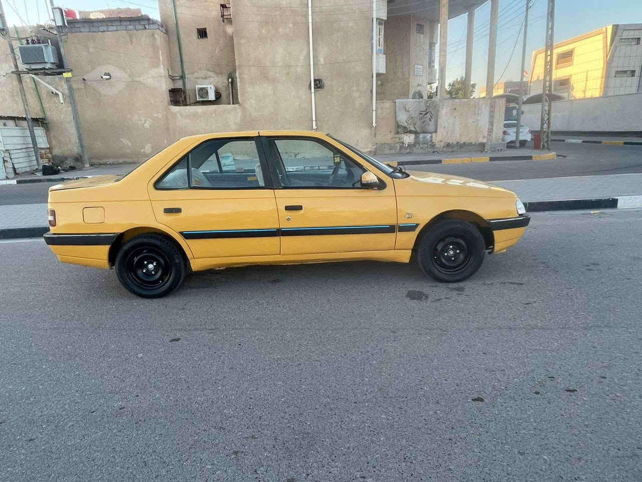 سلام عليكم سيارة بيجو موديل 2015 مكفولة من ضربه ول تبديل بيه صبغ جماليه فقط رقم بصرة  تحويل ثاني يوم تخم تير حداديه نص عمر هيه وغرامات مصفرة سعر 28بيه مجال ستفسار *********** مكان سيارة البصرة حي الحسين
