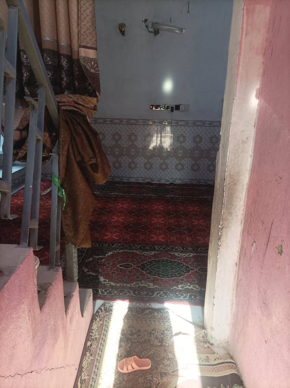 سلام عليكم بيت للبيع مساحه 270الرضويه السابعه سعر البيت 70وبي مجال الاتصال ***********
