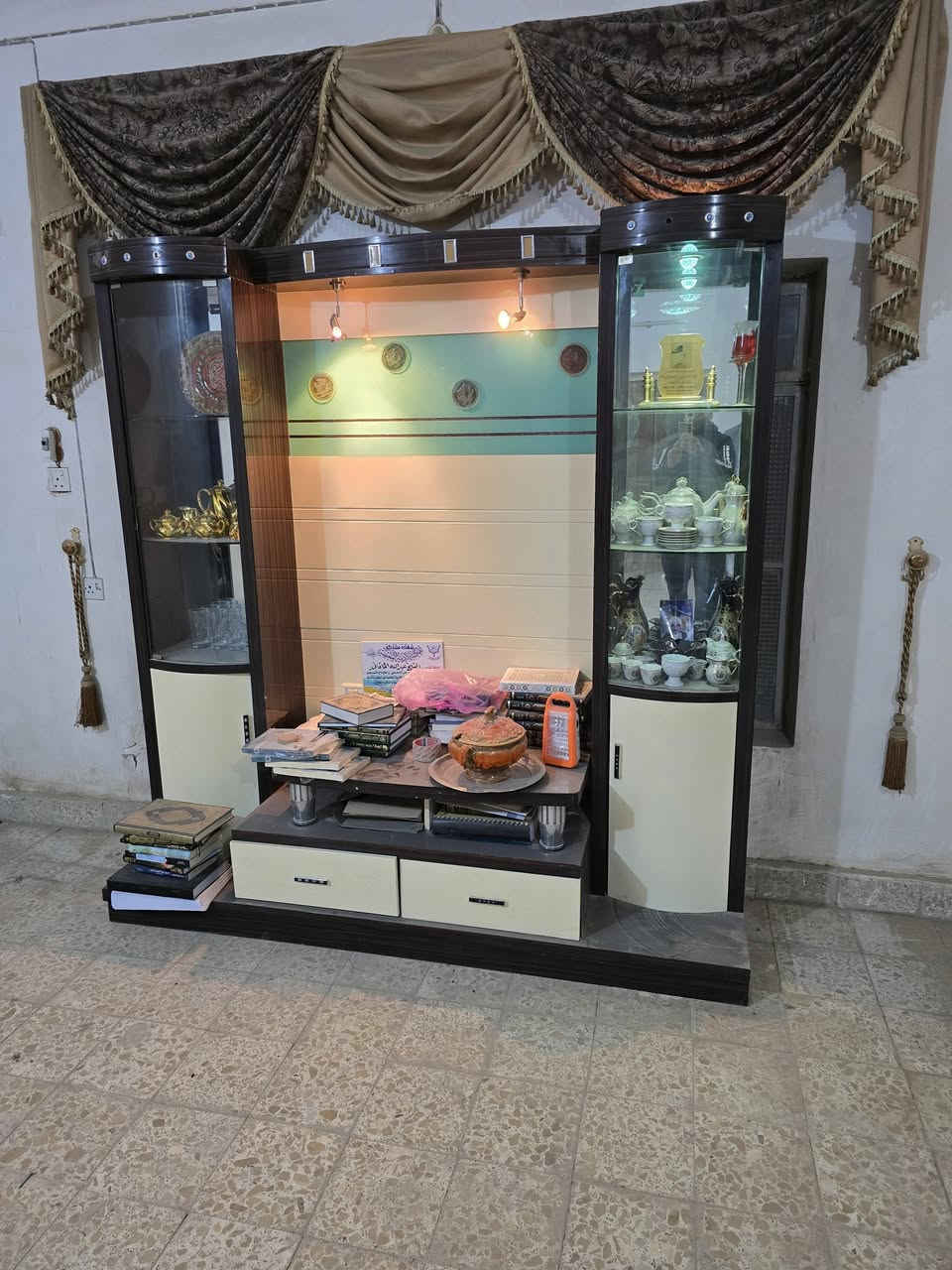 قنفه تسكام تركي تصير سرير تاخذ 3 نفرات السعر ١٠٠
معرض إيطالي جديد يحتوي ع لدات اناره كامله السعر ١٦٠

معرض صاج تسكام شغل ملكي كلش نظيف وجاهز السعر ١٥٠ 

للاستفسار  ***********
