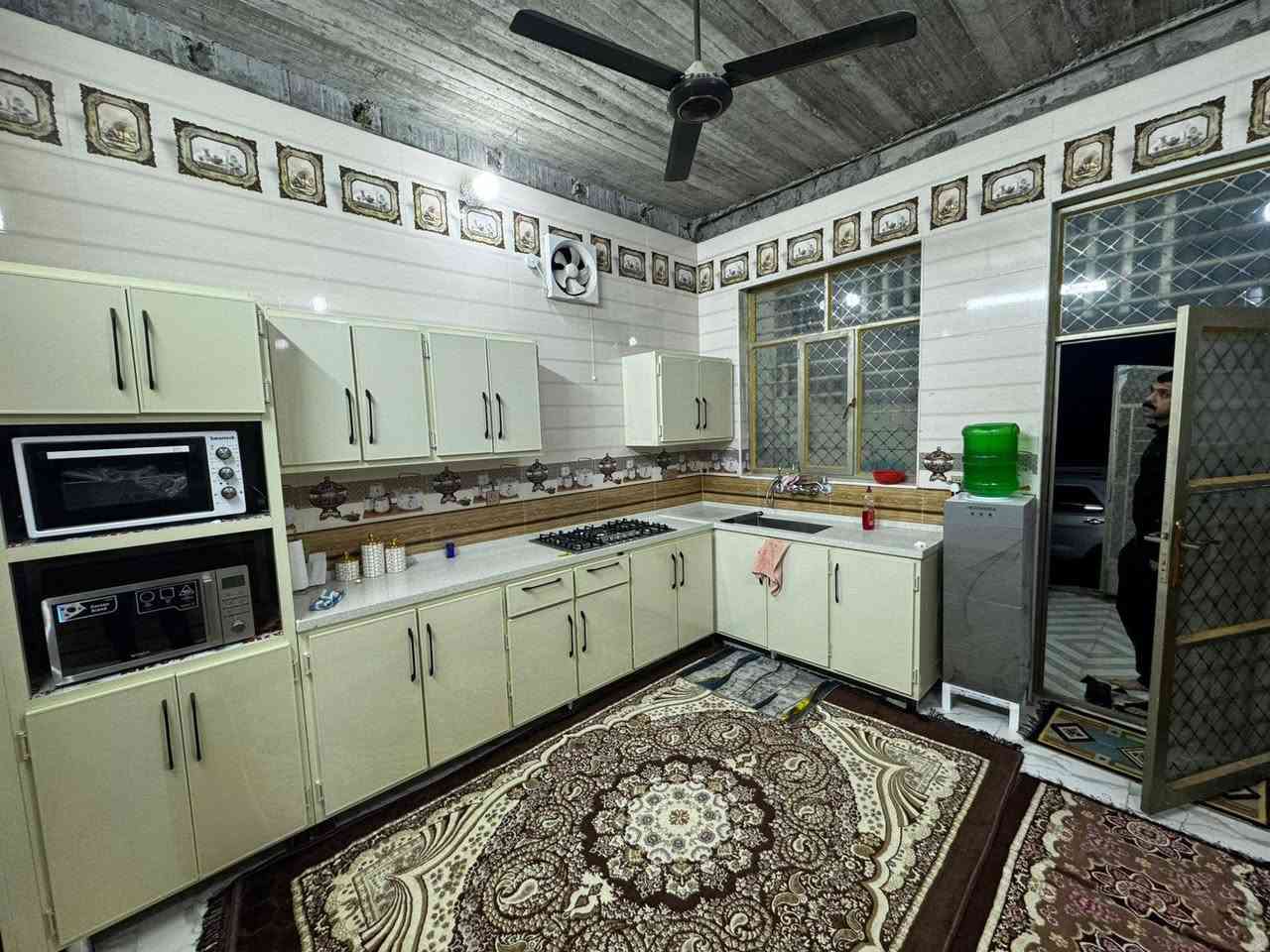 سلام عليكم بيت للبيع في حي الفارس خلف النهر
مساحة 150م
2غرف نوم
صالة+ استقبال +مطبخ
للاستفسار
***********
او مراجعة مكتب ادراك للمحاماة والعقار في شارع الامير مقابل مخبز الامير
