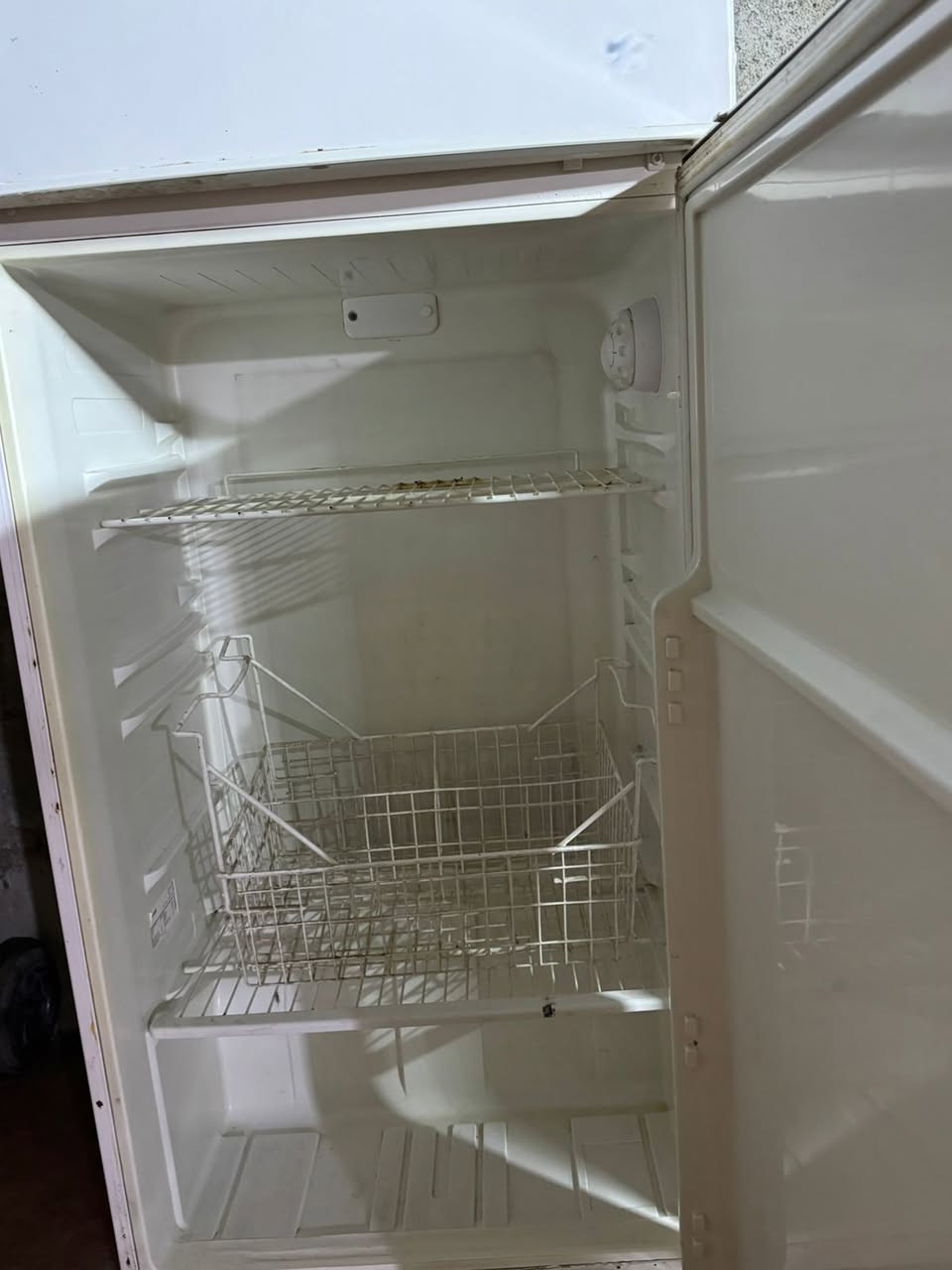 ثلاجة تركي شرط التجميد تركي ارجلك السعر 125الف وبيها مجال الشراي مراسلة الصفحة أو الإتصال على الرقم ***********
