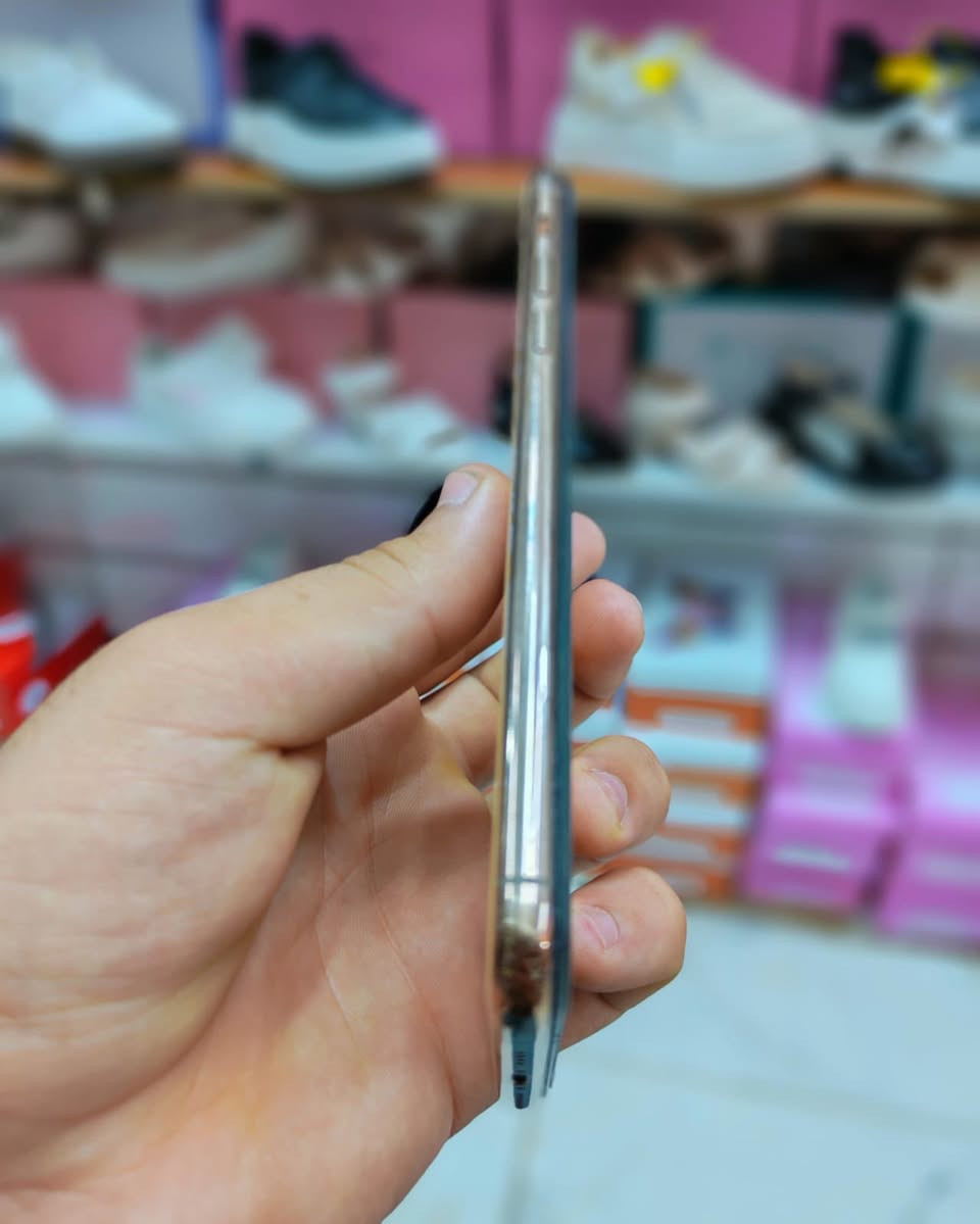 السلام عليكم جهاز iPhone 11 Pro Max /  رقم الطراز MWFG2LL/A/ ذاكرة 256✅ / بطارية 🔋 100/. الجهاز مفتوح امبدل شاشة  اصلية ٣خيارات +بطاريه  السعر استخدامه كلش حلو بيه فقط هاذه الخط بل شاشه السعر 200 العنوان بابل القاسم لاستفسار الاتصال على الرقم ***********
