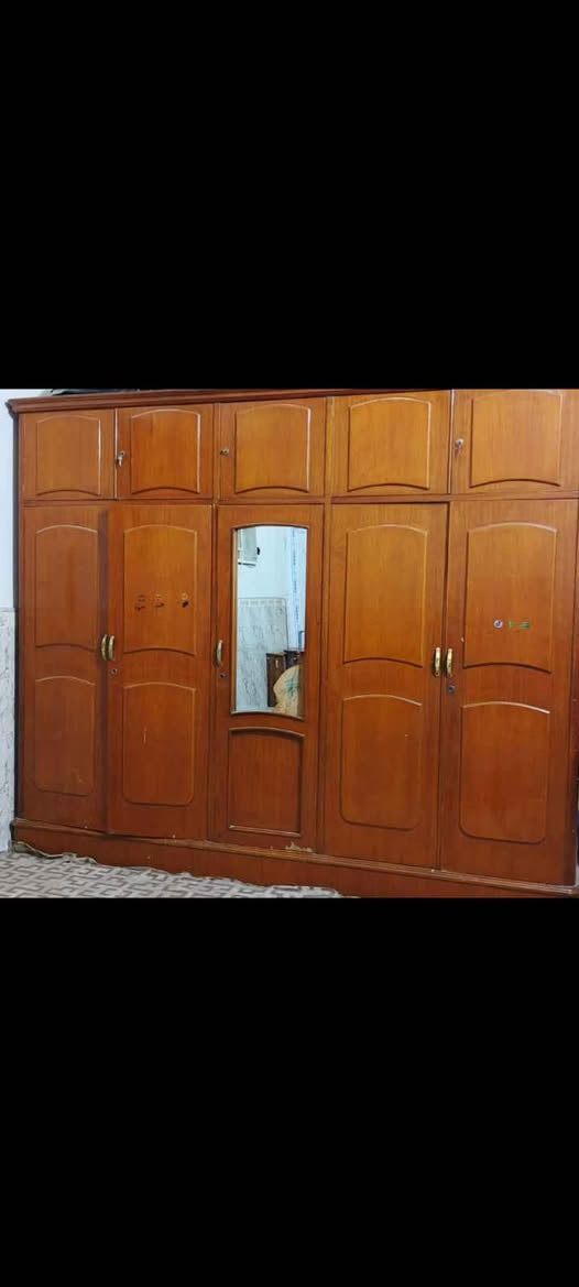 غرفة نوم كاملة للبيع – خشب قوي وحالة جيدة
تتكون من:
سرير مزدوج مع كومدي عدد2
دولاب ملابس كبير (6 أبواب) مع مراية وسطية
تسريحة مع مراية وخزانتين إضافيات
اللون: بني خشبي كلاسيكي
 الحالة: مستعملة ونظيفة، بيها شوية خدوش بسيطة من الاستخدام الطبيعي مثل ما موضح بالصور
الخشب متين وثقيل ومناسب للاستخدام الطويل
سبب البيع: التجديد وتغيير الأثاث.
السعر المطلوب: مليون و250 ألف (قابل للتفاوض بالمعقول)
البصره.ابو الخصيب.سوق محيله
للاستفسار والمشاهدة، التواصل على الخاص أو الاتصال.على الرقم
[***********] Singapore
